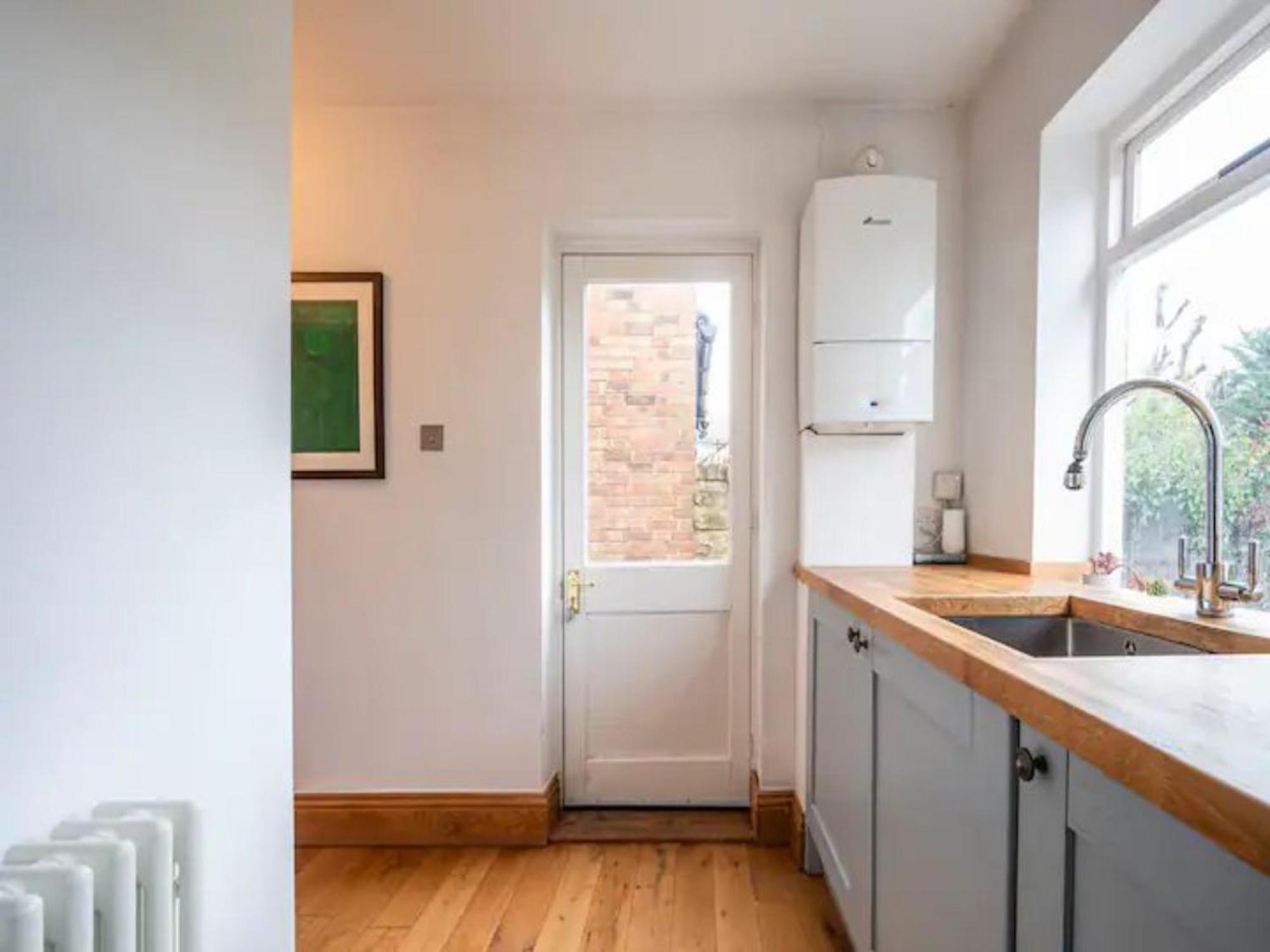 Appartamento Pass The Keys Hither Ground Floor Flat With Garden Londra